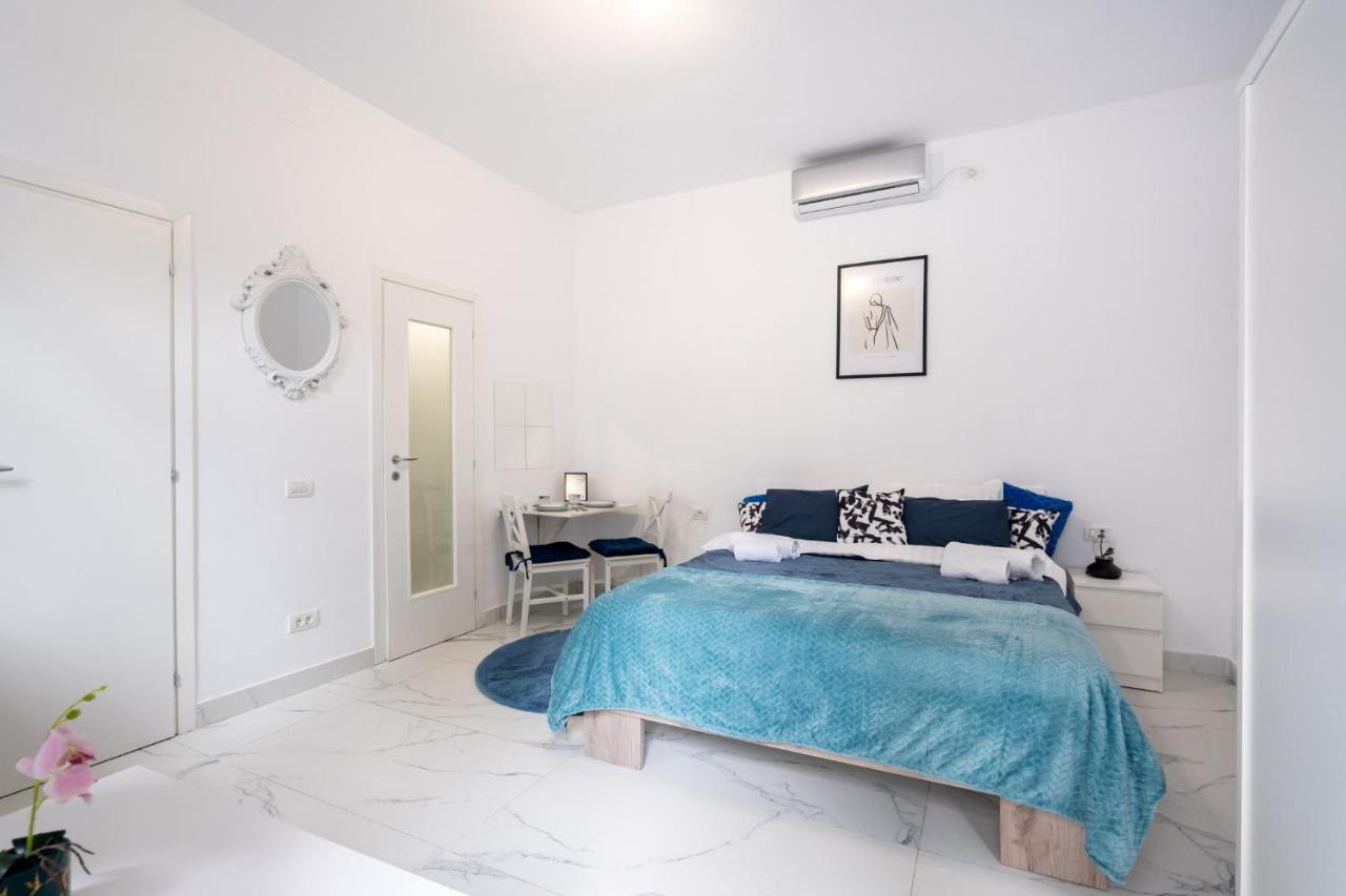 Blue-Line-Apartment-Unirii Bukarest Exterior foto